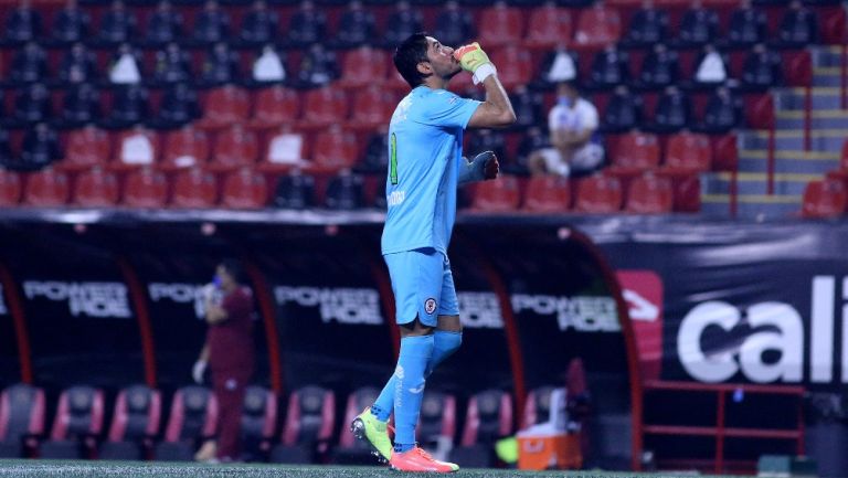 Jesús Corona durante un partido con Cruz Azul