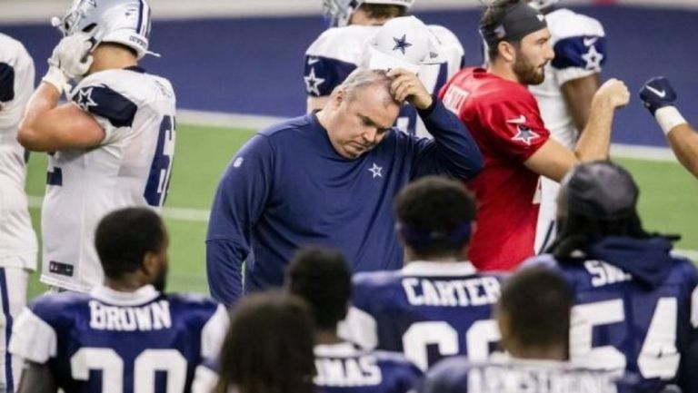 Mike McCarthy durante un partido con Dallas 