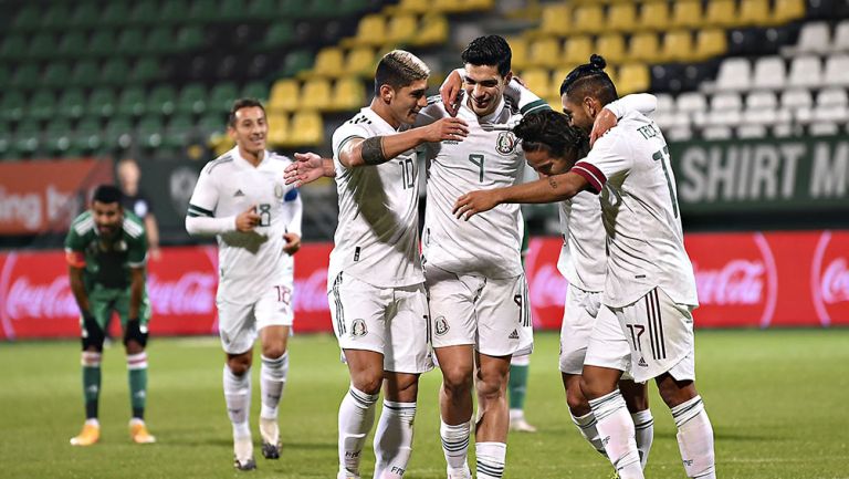 Jugadores de México festejan un gol contra Argelia