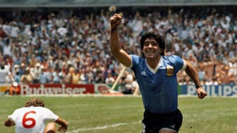 Diego Armando Maradona festeja una anotación