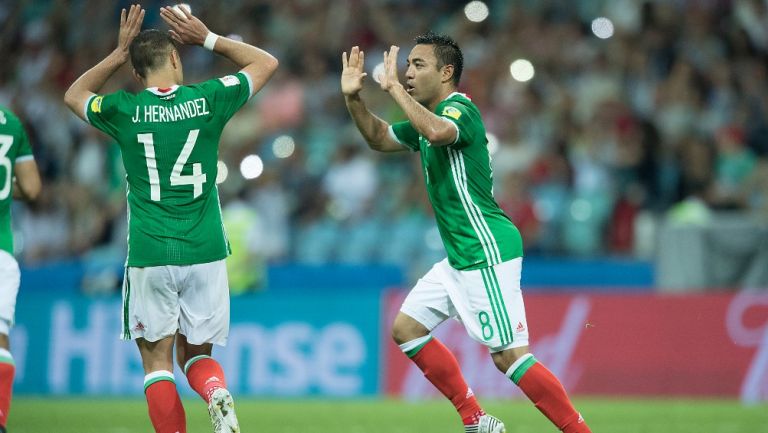 Marco Fabián y Chicharito durante un partido del Tri