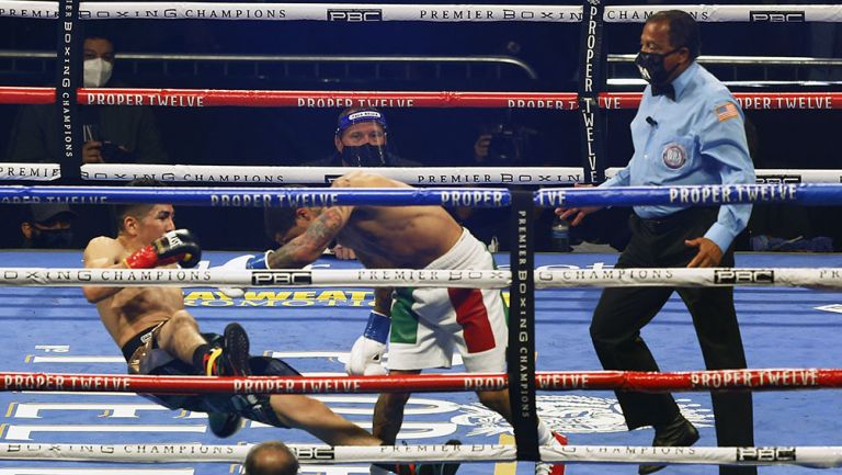 El momento en que Davis derriba a Leo Santa Cruz