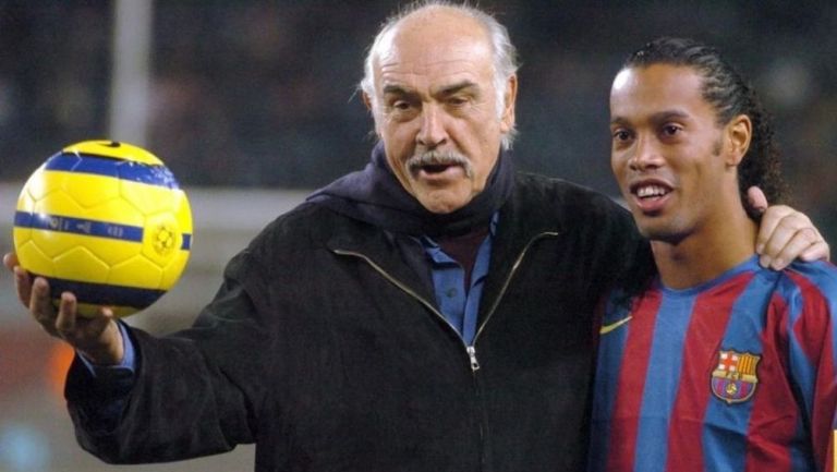 Sean Connery con Ronaldinho en el Camp Nou