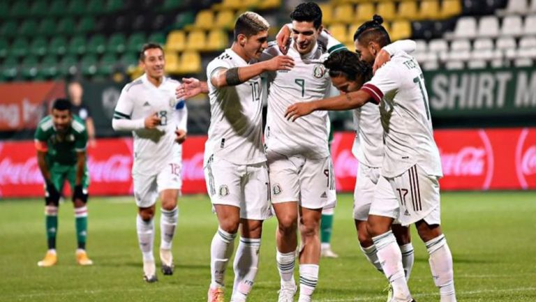 Integrantes de la Selección Mexicana festejando un gol anotado ante Argelia