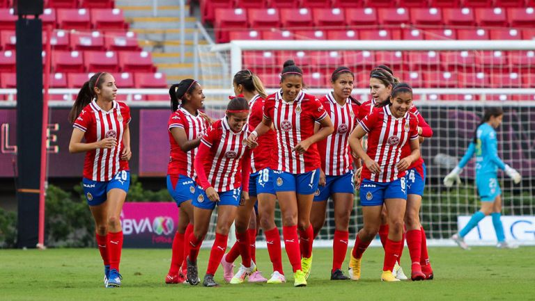 Jugadoras de Chivas Femenil, tras lograr un gol contra Pachuca