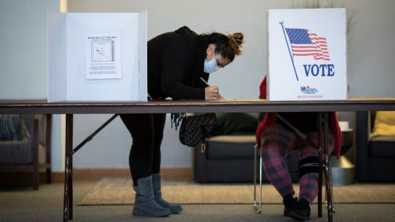 Ciudadana estadounidense votando por algún candidato presidencial