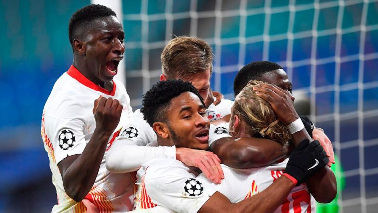 Jugadores de Leipzig celebran un gol ante PSG