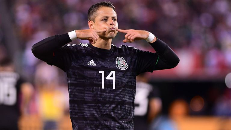 Chicharito festeja un gol con la Selección Mexicana 
