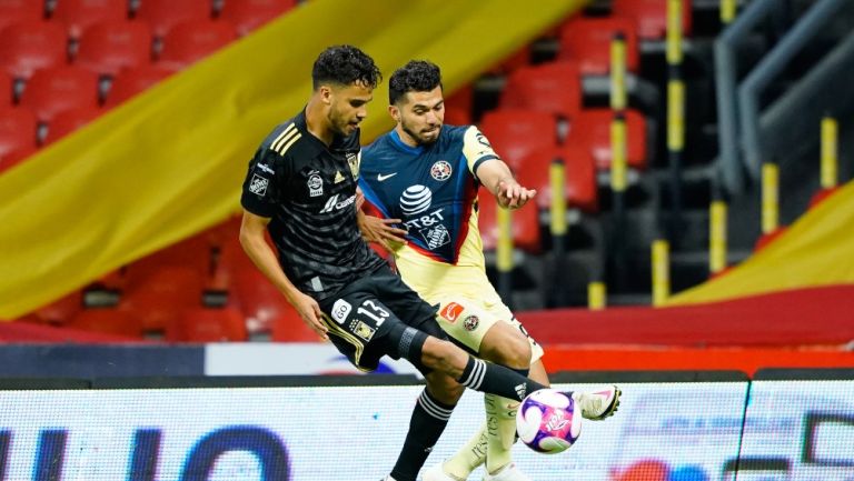 Henry Martín y Diego Reyes peleando un balón