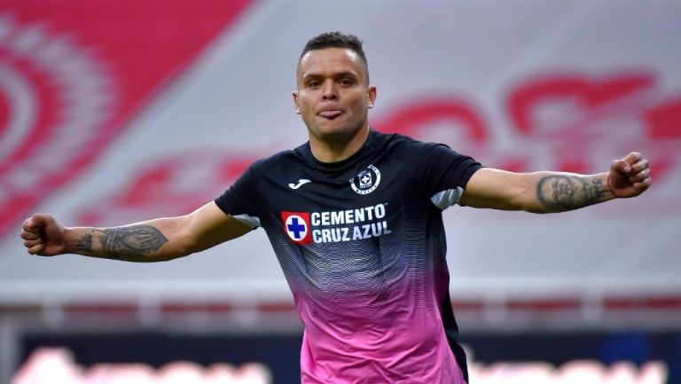 Jonathan Rodríguez en partido con Cruz Azul 