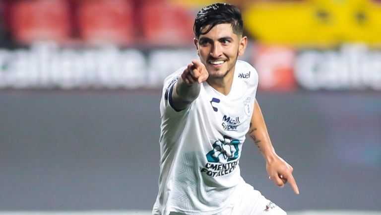 Guzmán celebra un gol con Pachuca
