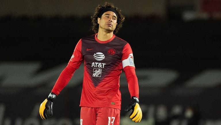 Guillermo Ochoa durante un partido con América