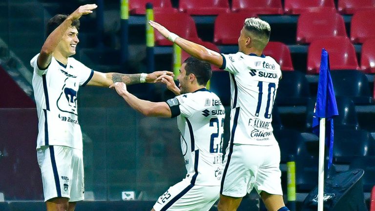 Jugadores de Pumas celebran un gol