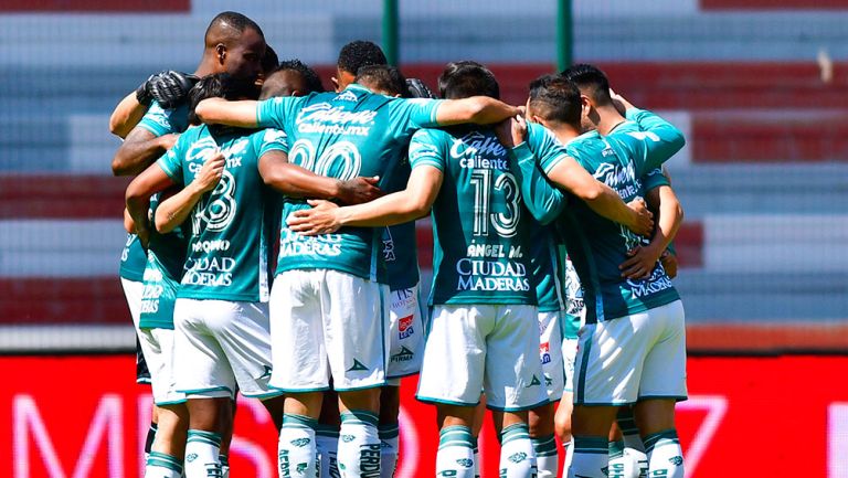 Jugadores de León platican antes de un partido