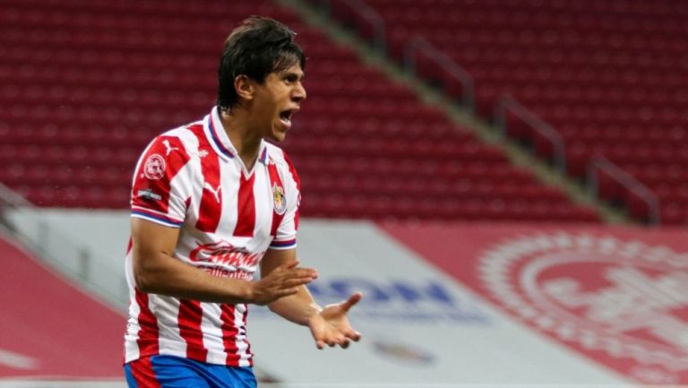 José Juan Macías en un partido con Chivas