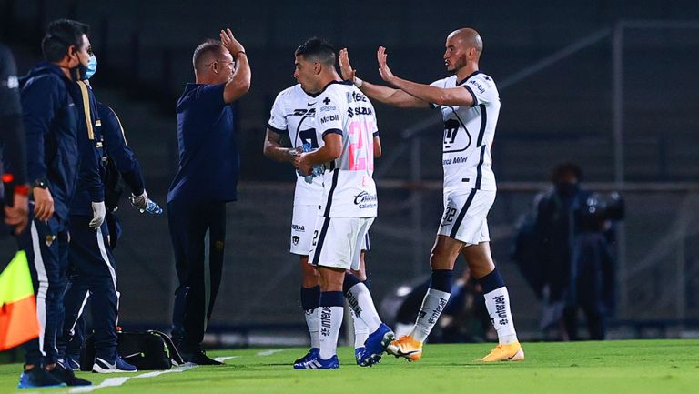 Andrés Lillini festeja un gol con los jugadores de Pumas