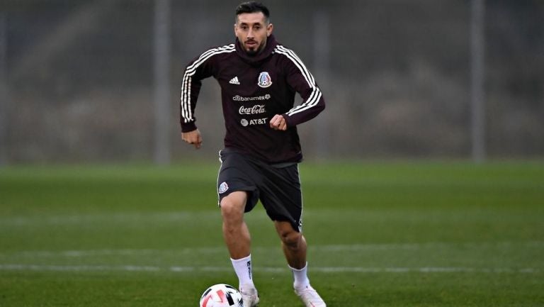 Héctor Herrera en la práctica con la Selección 