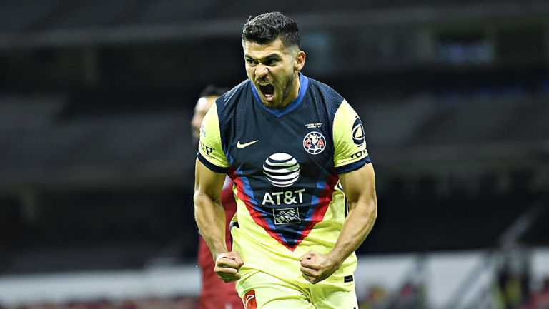 Henry Martín festeja un gol con América