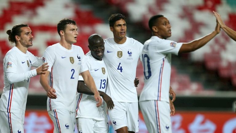 Jugadores franceses celebran gol ante Portugal