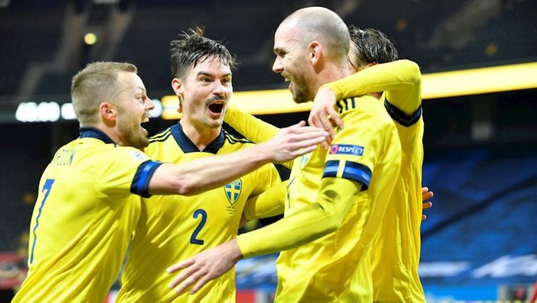 Jugadores suecos celebran gol ante Croacia