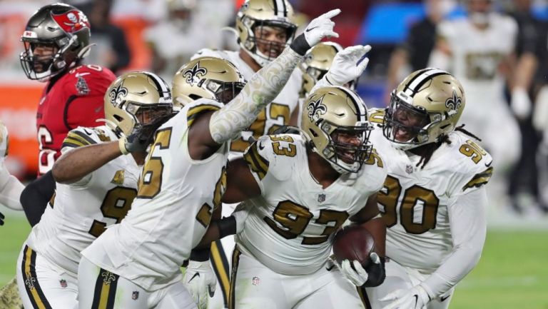 Jugadores de los Saints ante Tampa Bay