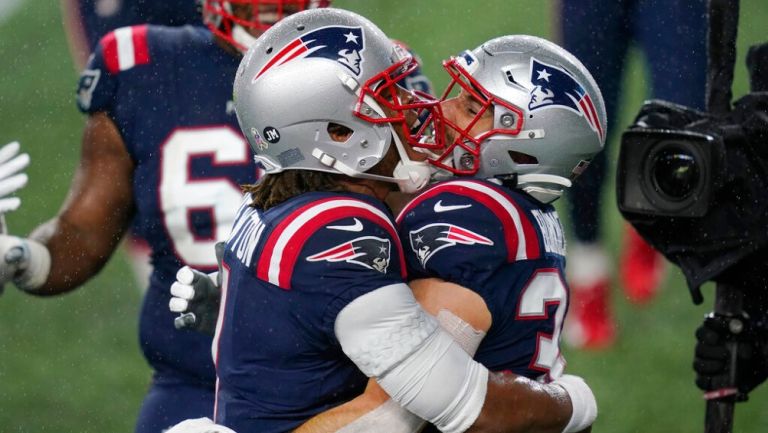 Newton y Burkhead celebran TD vs Baltimore