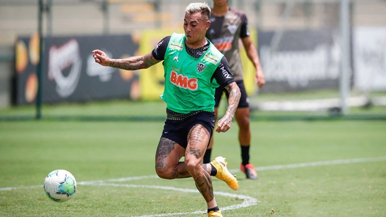 Eduardo Vargas durante un entrenamiento con el Atlético Mineiro 
