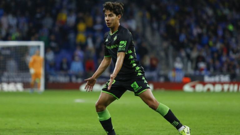 Diego Lainez en acción con Betis