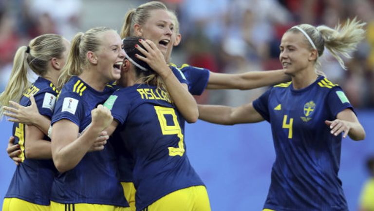 Jugadoras de Suecia festejan un gol frente a Alemania