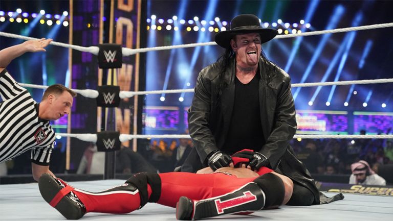 La leyenda Undertaker en una de sus luchas