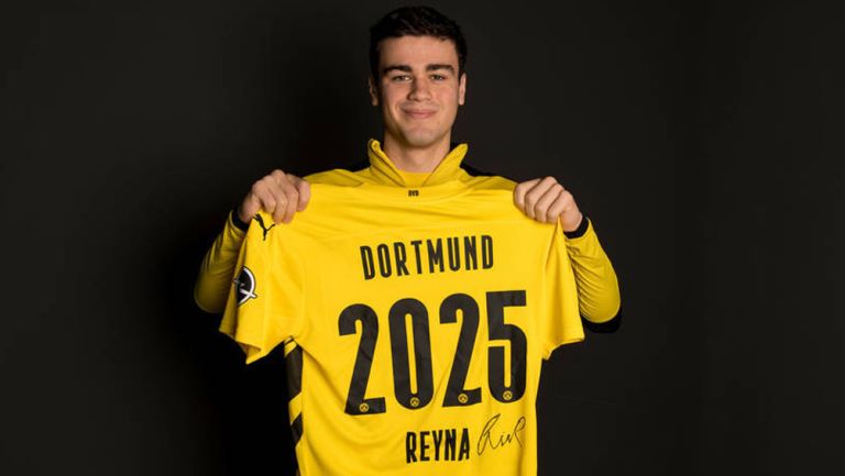 Giovani Reyna posa con la camiseta del Borussia Dortmund 