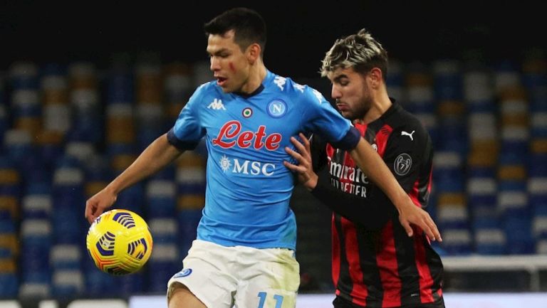 Hirving Lozano durante un partido con Napoli