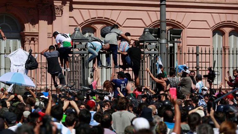 Aficionados de Maradona causan disturbios en su velatorio