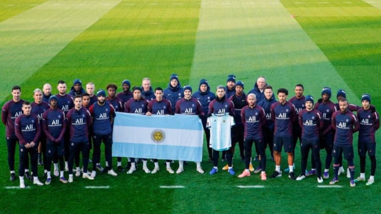 PSG rindiendo homenaje al fallecido Maradona