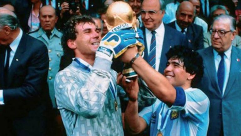 Maradona con la Copa del Mundo