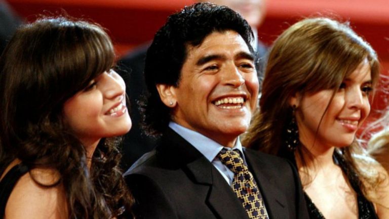 Maradona junto a sus hijas Dalma (d) y Giannina (i) en mayo de 2008
