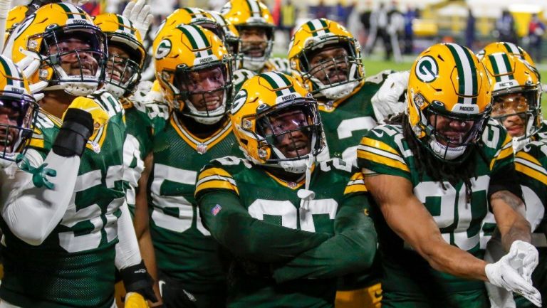 Jugadores de Green Bay festejan una intercepción