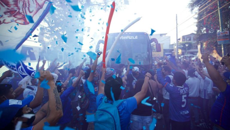 Afición de Cruz Azul recibiendo al equipo