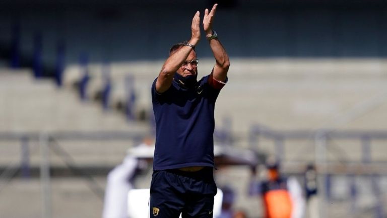 Andrés Lillini en el partido de Pumas vs Pachuca