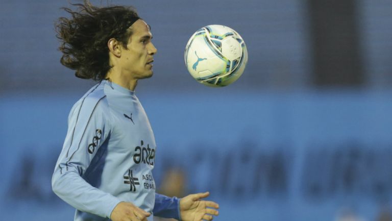 Cavani en partido con Uruguay