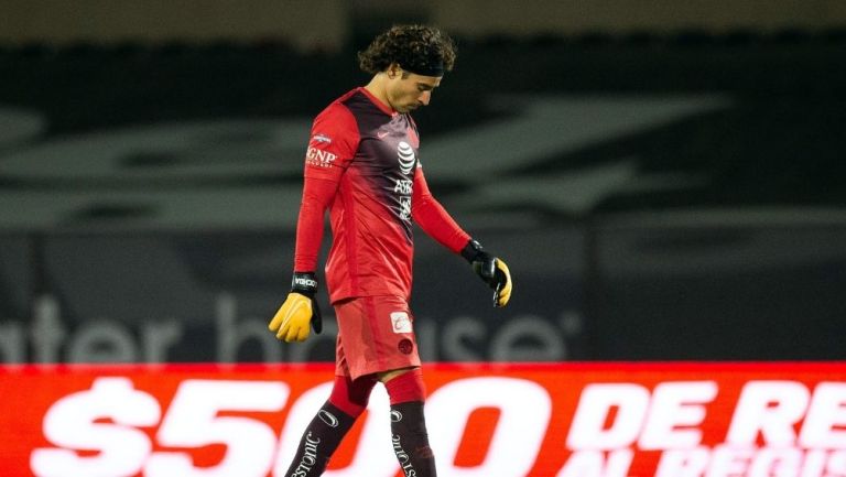 Guillermo Ochoa en un partido con América