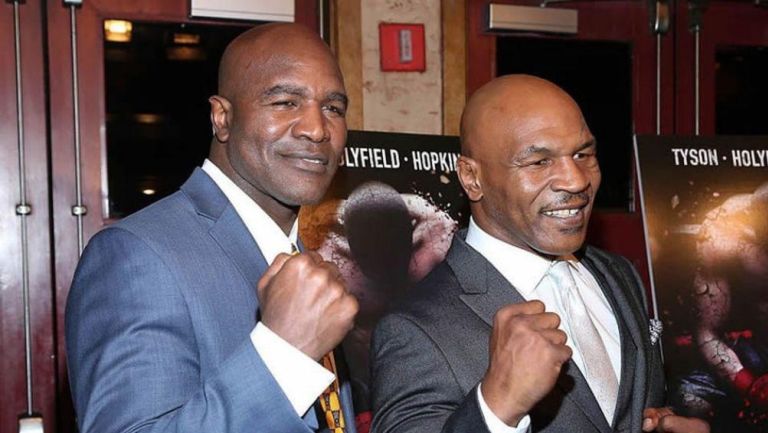 Evander Holyfield y Mike Tyson durante un evento 