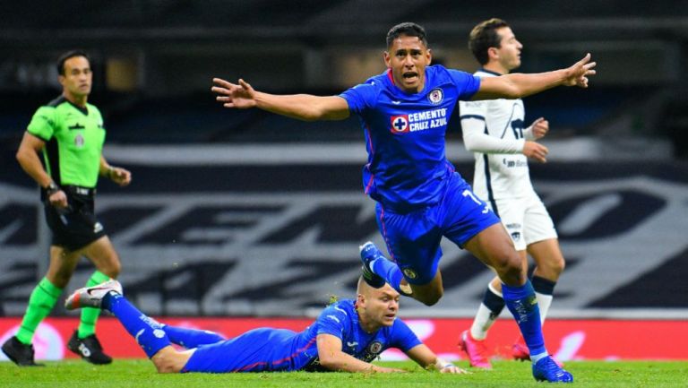 Luis Romo en celebración de gol con Cruz Azul