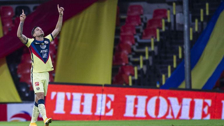 Nicolás Benedetti  festeja un gol con América