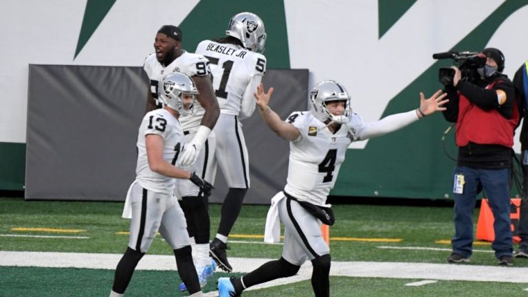 Derek Carr festejando el triunfo con sus compañeros