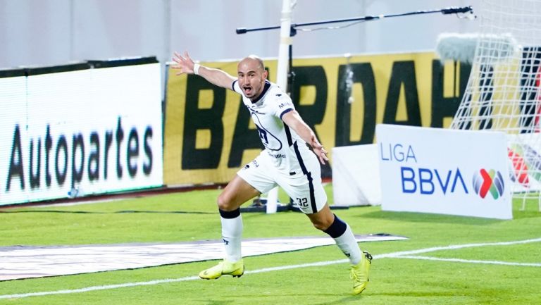 Carlos González celebrando un gol ante Cruz Azul