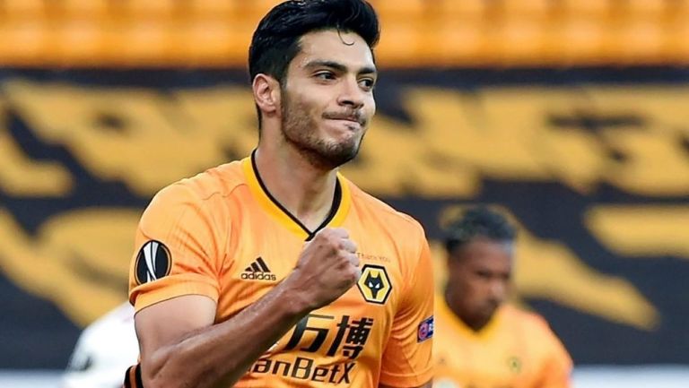 Raúl Jiménez en partido con Wolves