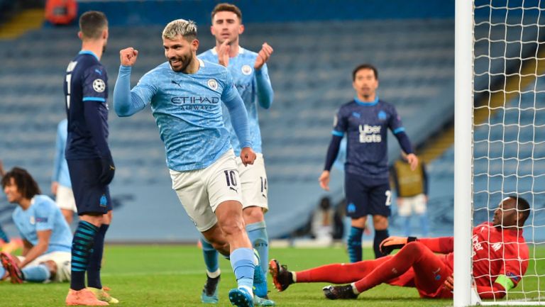 Sergio Agüero festeja un gol con el Manchester City 