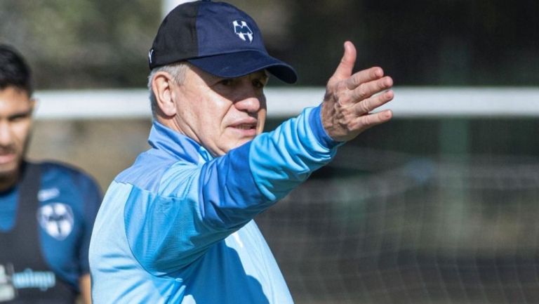 Javier Aguirre en su primer entrenamiento 