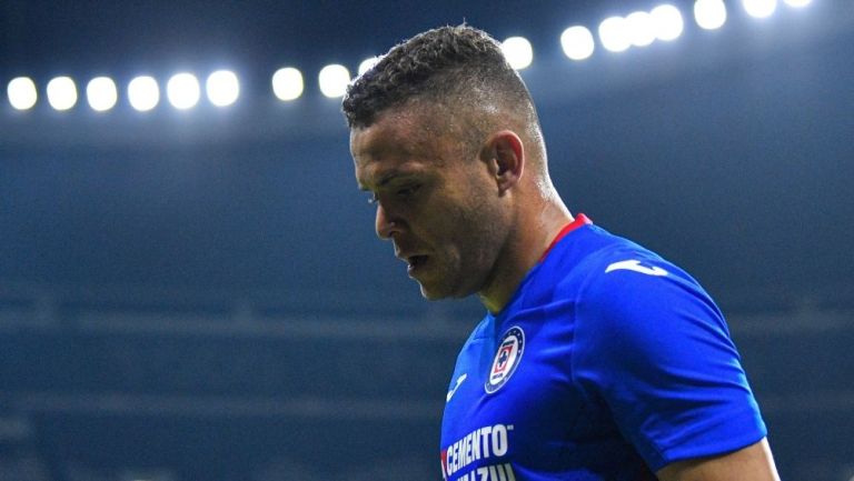 Jonathan Rodríguez en partido con Cruz Azul 